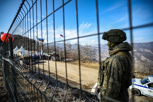 Un soldat de la paix russe garde le couloir de Latchine le 27 décembre 2022. (TOFIK BABAYEV/AFP via Getty Images)