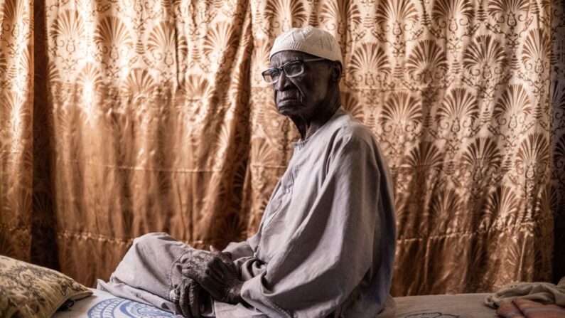 Diogo Dieye, 103 ans, un ancien tirailleur sénégalais qui a combattu pour les Français pendant la Seconde Guerre mondiale, au Liban et à Libreville, pose pour un portrait sur son lit à Thiès le 22 décembre 2022. (JOHN WESSELS/AFP via Getty Images)