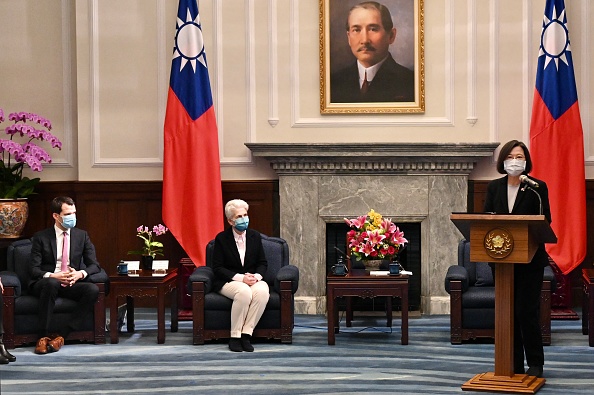 La présidente de Taïwan Tsai Ing-wen (à d.) lors d'une visite de membres du parlement allemand au bureau présidentiel à Taipei, le 10 janvier 2023. (SAM YEH/AFP via Getty Images)