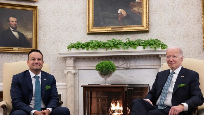 Le président américain Joe Biden (à dt.) et le Premier ministre irlandais Leo Varadkar à Washington, DC, le 17 mars 2023. (Photo ANDREW CABALLERO-REYNOLDS/AFP via Getty Images)