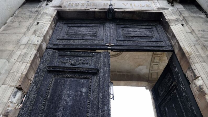 La porte brûlée de l'hôtel de ville de Bordeaux photographiée le 24 mars 2023. (Photo ROMAIN PERROCHEAU/AFP via Getty Images)