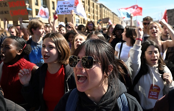 S'il n'a rien à se reprocher, un manifestant mis en garde à vue a-t-il le droit de refuser qu'on prenne ses empreintes digitales ? (NICOLAS TUCAT/AFP via Getty Images)