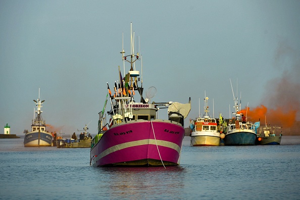 Des pêcheurs bloquent l'entrée du port de Bayonne pour protester contre les mesures interdisant des zones de pêche, le 29 mars 2023. GAIZKA IROZ/AFP via Getty Images)