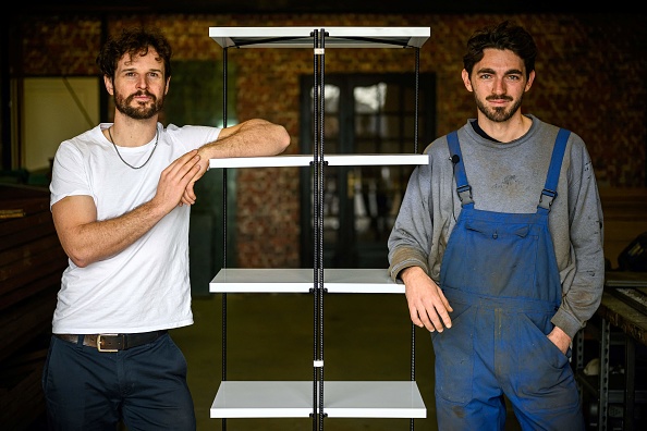 Les fondateurs de l'entreprise de recyclage Tournesol, Thomas Combes (à d.) et François Bois (à g.) à Colomiers, le 24 mars 2023. (LIONEL BONAVENTURE/AFP via Getty Images)