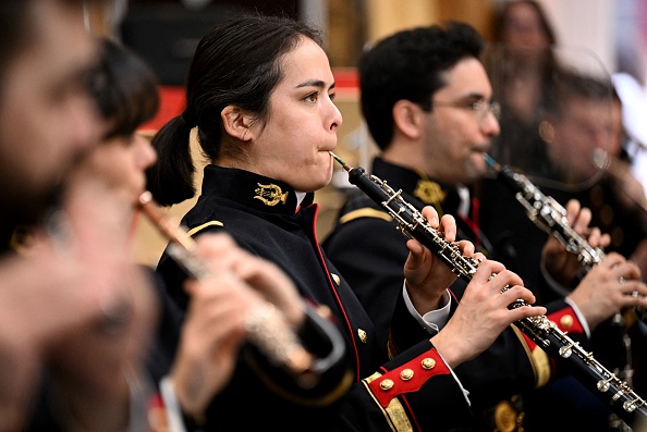 L'Orchestre de la Garde Républicaine et le Chœur de l'Armée Française répètent l'opéra "La Fille du régiment" écrit par Gaetano Donizetti, à Paris le 30 mars 2023. (EMMANUEL DUNAND/AFP via Getty Images)