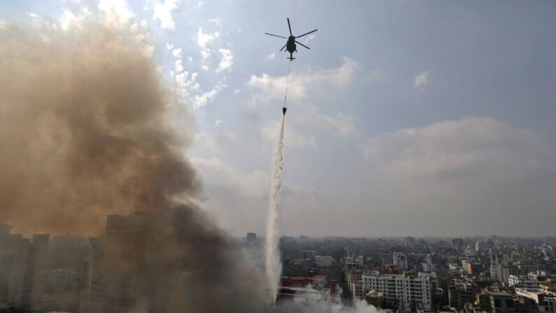 Des centaines de pompiers luttent contre un immense incendie dans la capitale du Bangladesh le 4 avril. (Photo ABDUL GONI/AFP via Getty Images)