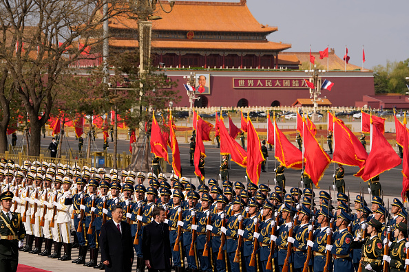 Emmanuel Macron accueilli par Xi Jinping lors d'une cérémonie d'État à Pékin le 6 avril 2023. (Photo Ng Han Guan - Pool/Getty Images)