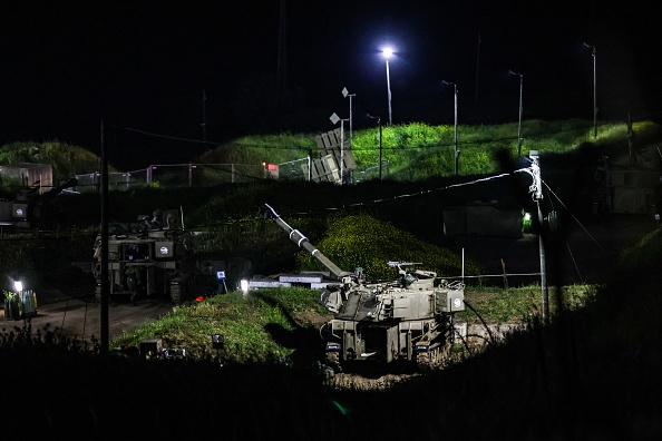 Des obusiers automoteurs israéliens. (RONALDO SCHEMIDT/AFP via Getty Images)