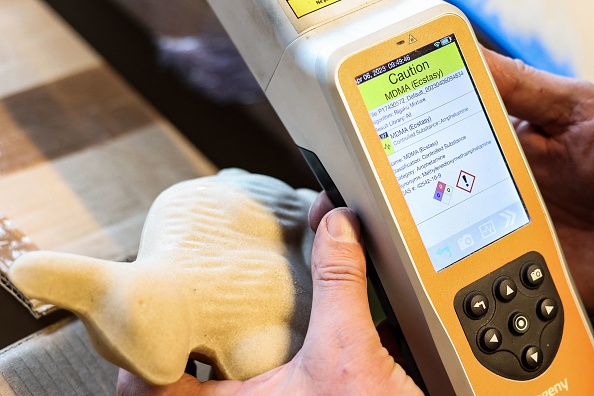 Un douanier belge utilise un scanner "Raman" qui indique que ce qui semble être un lapin en chocolat est en fait de l'ecstasy à l'aéroport de Bruxelles à Zaventem, le 6 avril 2023. (KENZO TRIBOUILLARD/AFP via Getty Images)