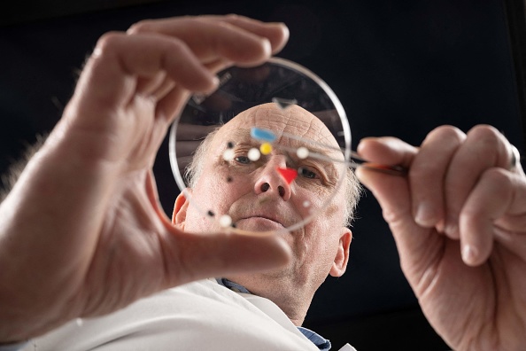 Le directeur de l'Institut marin de Plymouth, le professeur Richard Thompson, analyse des nurdles et autres micro-plastiques dans un laboratoire de l'université de Plymouth, en Angleterre. (BEN STANSALL/AFP via Getty Images)