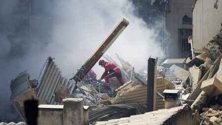 Marseille: « trouver des poches de survie », l’obsession des marins-pompiers rue de Tivoli