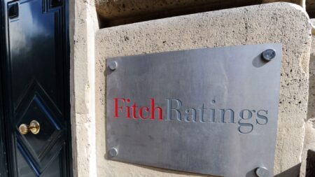 Dette : Fitch maintient la note « AA- » de la France, mais l’assortit d’une « perspective négative »