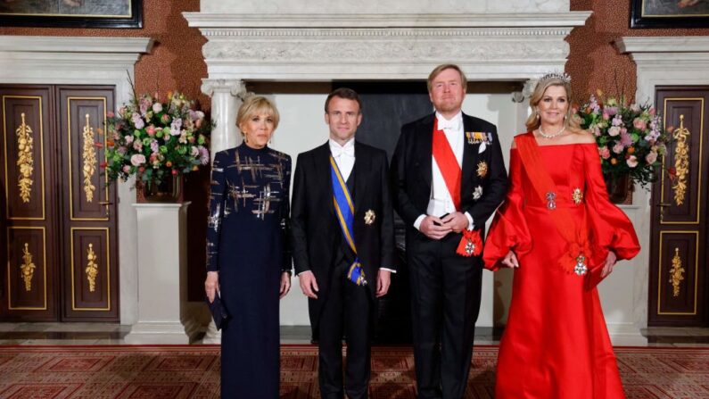 Le président Emmanuel Macron aux côtés du roi Willem-Alexander des Pays-Bas , au Palais royal d'Amsterdam, le 11 avril 2023. (Photo LUDOVIC MARIN/AFP via Getty Images)