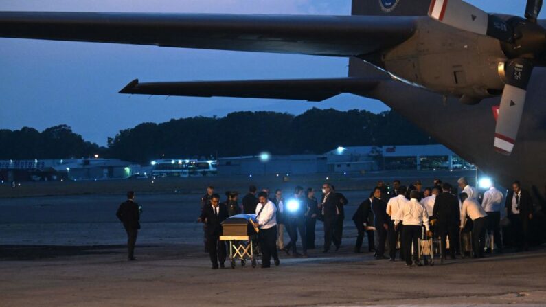 Les corps de 17 migrants guatémaltèques décédés le 27 mars lors d'un incendie dans un centre de détention mexicain sont déchargés d'un avion de l'armée de l'air mexicaine sur une base aérienne à Guatemala City, le 11 avril 2023. (Photo JOHAN ORDONEZ/AFP via Getty Images)