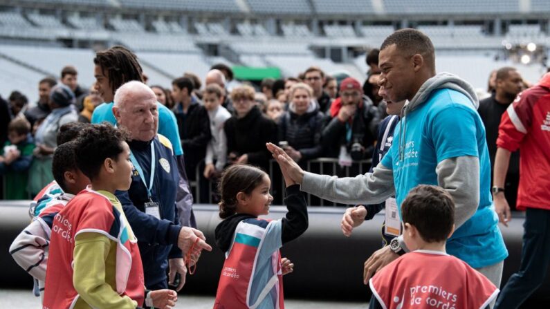 Kylian Mbappe est le parrain de l'association "Premiers de Cordée" depuis 6 ans. L'association a pour but de divertir les enfants hospitalisés par le biais du sport. (Photo ALAIN JOCARD/AFP via Getty Images)