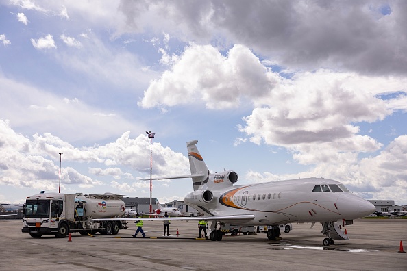 Un avion à réaction Dassault Falcon 900 est ravitaillé par un camion de ravitaillement électrique sur le tarmac de l'aéroport du Bourget. (THOMAS SAMSON/AFP via Getty Images)