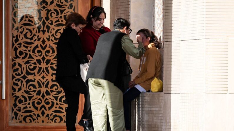 Une jeune fille marocaine (veste orange) qui a été violée à plusieurs reprises à l'âge de 11 ans, entre au tribunal de Rabat le 13 avril, avant le procès de trois hommes accusés d'agression sexuelle. (FADEL SENNA/AFP via Getty Images)