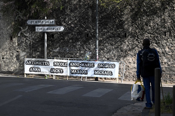 Une affichette indique les noms des huit victimes de l'effondrement de l'immeuble de la rue Tivoli à Marseille, le 14 avril 2023. (NICOLAS TUCAT/AFP via Getty Images)