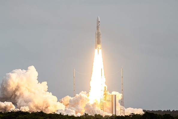 Cette photo prise le 14 avril 2023 montre la fusée Ariane 5 d'Arianespace décollant de son aire de lancement, au Centre spatial guyanais de Kourou, en Guyane. (JODY AMIET/AFP via Getty Images)