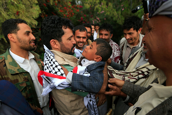 Un prisonnier rebelle huthi yéménite est accueilli à son arrivée à l'aéroport de Sanaa, le 14 avril 2023. (MOHAMMED HUWAIS/AFP via Getty Images)