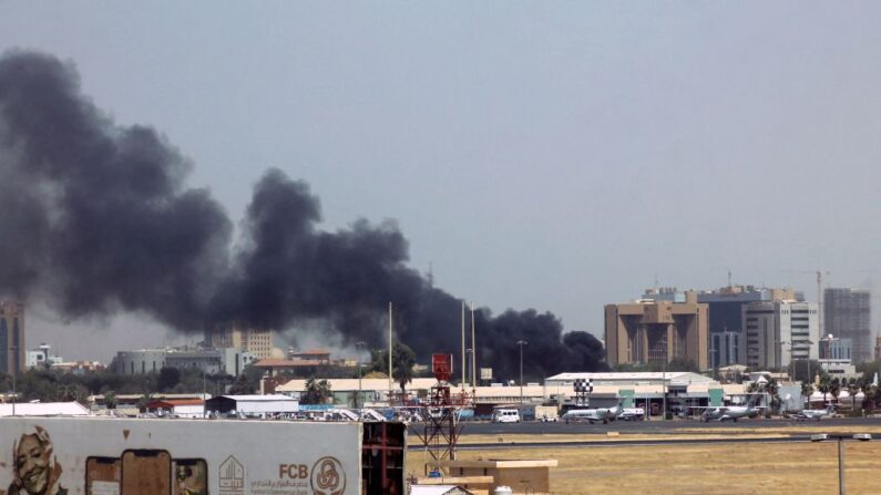 Des explosions ont secoué la capitale soudanaise le 15 avril, alors que les paramilitaires et l'armée régulière ont échangé des attaques sur leurs bases respectives. (Photo-/AFP via Getty Images)