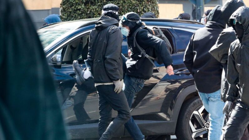 Un manifestant donne un coup de pied à une voiture, à Rennes, lors d'une manifestation contre la réforme des retraites du gouvernement français quelques heures après sa promulgation, le 15 avril 2023. (LOU BENOIST/AFP via Getty Images)