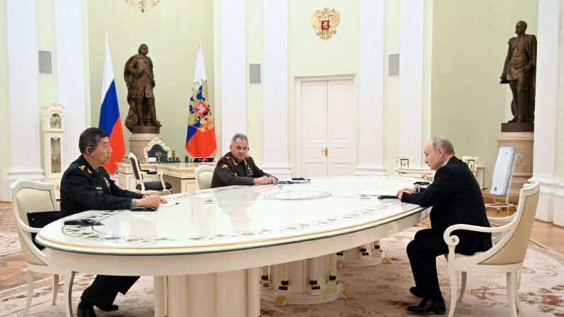 Le président russe Vladimir Poutine et le ministre russe de la Défense Sergei Shoigu rencontrent le ministre chinois de la Défense Li Shangfu au Kremlin à Moscou, le 16 avril 2023. (Photo PAVEL BEDNYAKOV/SPUTNIK/AFP via Getty Images)