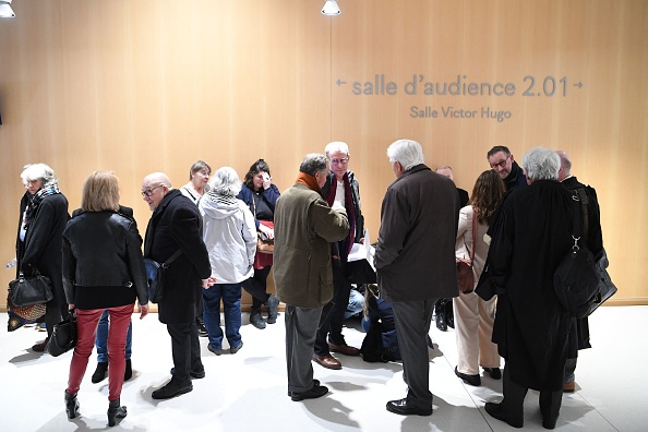 Des proches des victimes du crash Rio-Paris et des avocats devant la salle d'audience du palais de justice de Paris le 17 avril 2023. (BERTRAND GUAY/AFP via Getty Images)