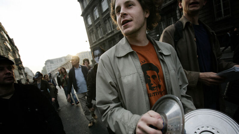 Concert de casseroles pour l'arrivée de certains ministres en déplacement. (Photo OLIVIER LABAN-MATTEI/AFP via Getty Images)