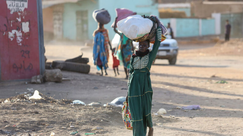 Des personnes fuient leur quartier au milieu des combats entre l'armée et les paramilitaires à Khartoum, le 19 avril 2023, après l'effondrement d'une trêve de 24 heures. (Photo -/AFP via Getty Images)