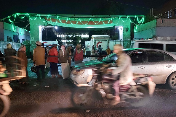 Devant un hôpital de Sanaa, le 20 avril 2023, après qu'une bousculade survenue lors d'une distribution de dons ayant fait au moins 85 morts et plus de 300 blessés. (AFP via Getty Images)