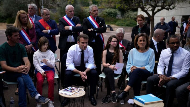 Le président français Emmanuel Macron et le ministre français de l'Éducation et de la Jeunesse Pap Ndiaye, en visite dans un collège à Ganges, dans le sud de la France, le 20 avril 2023. (Photo DANIEL COLE/POOL/AFP via Getty Images)