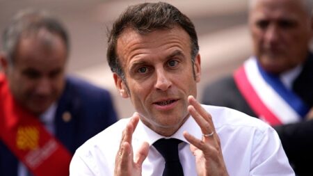 Emmanuel Macron dit qu’il aurait dû se «mouiller» plus pour la réforme contestée des retraites