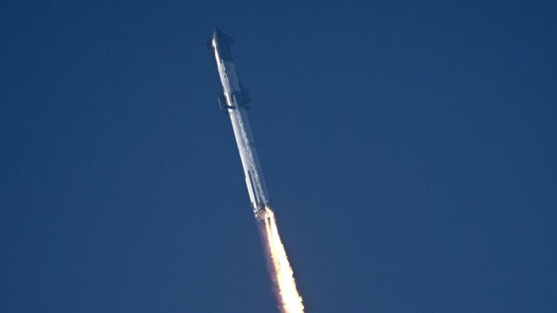 La capsule Starship devait se séparer du premier étage de la fusée d'appoint trois minutes après le début du vol, mais la séparation n'a pas eu lieu et la fusée a explosé. (Photo PATRICK T. FALLON/AFP via Getty Images)