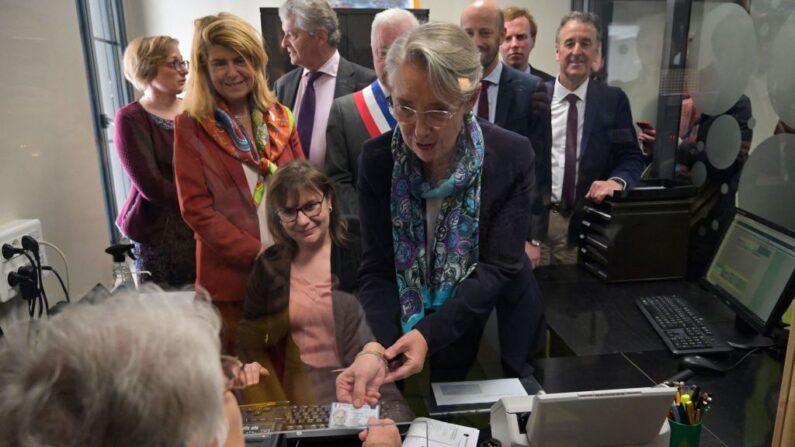 La Première ministre française Élisabeth Borne en visite à la mairie de Valençay, dans le centre de la France, le 21 avril 2023. (Photo GUILLAUME SOUVANT/AFP via Getty Images)