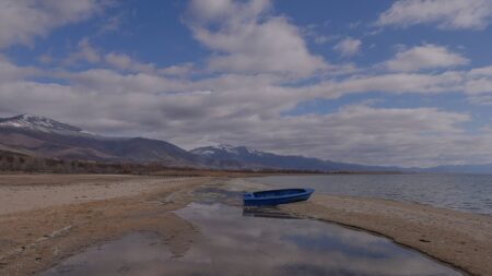 Balkans: le changement climatique menace l’un des lacs les plus anciens d’Europe