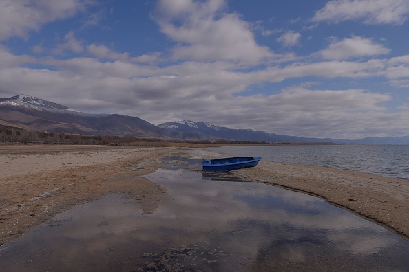 Sur les rives du lac Prespa, dans le village de Slivnica, près de Resen, en Macédoine du Nord. (ARMEND NIMANI/AFP via Getty Images)