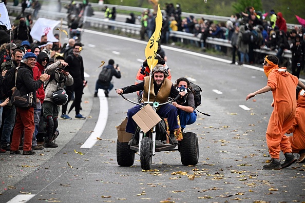 Course de caisses à savon sur la nationale lors d'un rassemblement à l'appel des Soulèvements de la Terre contre le projet d'autoroute A69 entre Castres et Toulouse, près de Soual (Tarn). (LIONEL BONAVENTURE/AFP via Getty Images)