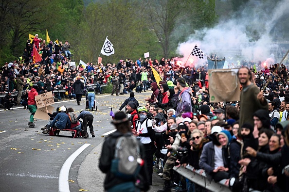 Des centaines de personnes opposées au projet d'autoroute A69, le 23 avril 2024. (LIONEL BONAVENTURE/AFP via Getty Images)