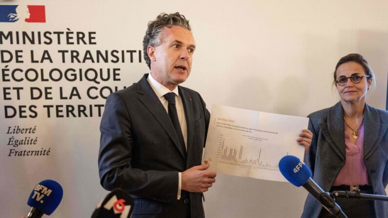 "Virginie Schwarz, présidente de Météo France, et Christophe Bechu, ministre de la Transition écologique et de la Cohésion des territoires. (Photo ALAIN JOCARD/AFP via Getty Images)