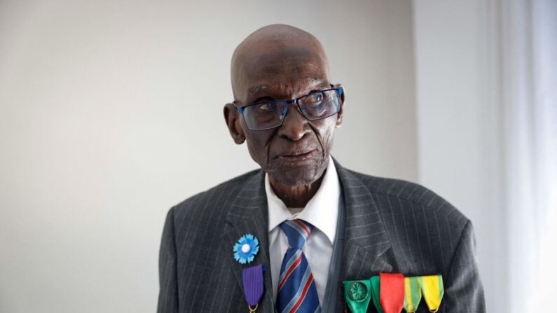 Ancien combattant des guerres d'Indochine et d'Algérie au service de la France, Yoro Diao rentre définitivement au Sénégal le 28 avril 2023. (Photo GEOFFROY VAN DER HASSELT/AFP via Getty Images)