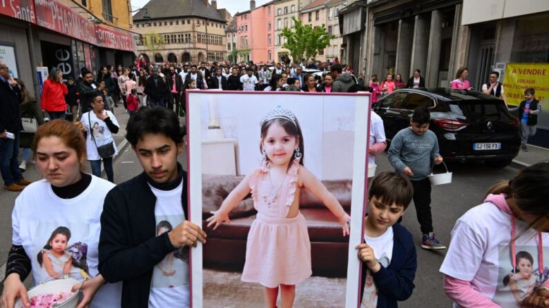 Marche blanche en hommage à Rose, à Rambervilliers, dans l'est de la France, le 29 avril 2023. (Photo FREDERICK FLORIN/AFP via Getty Images)