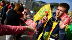 Avant la finale au Stade de France, distribution de cartons rouges anti-Macron