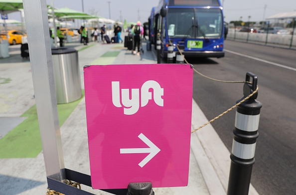  Un panneau pour Lyft est affiché dans le parc de covoiturage de l'aéroport international de Los Angeles, en Californie. (Mario Tama/Getty Images)