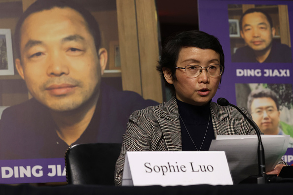 Alors qu'une photo de son mari, Ding Jiaxi, est exposée en arrière-plan, Sophie Luo témoigne lors d'une audition devant la Commission exécutive du Congrès sur la Chine (CECC) au Dirksen Senate Office Building sur Capitol Hill, le 3 février 2022 à Washington, DC. (Alex Wong/Getty Images)