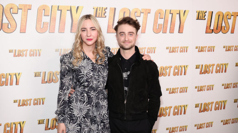 Erin Darke et Daniel Radcliffe, le 14 mars 2022 à New York. (Photo: Jamie McCarthy/Getty Images)