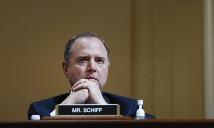 Le représentant Adam Schiff (Démocrate - Californie) écoute la troisième audience de la commission spéciale chargée d'enquêter sur l'attentat du 6 janvier au Capitole des États-Unis, dans le Cannon House Office Building, à Washington, le 16 juin 2022. (Anna Moneymaker/Getty Images)