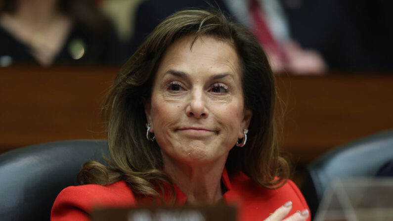 La députée Lisa McClain (R-MI) participe à une réunion de la commission de contrôle et de réforme de la Chambre des représentants dans le Rayburn House Office Building le 31 janvier 2023 à Washington, DC. (Kevin Dietsch/Getty Images)