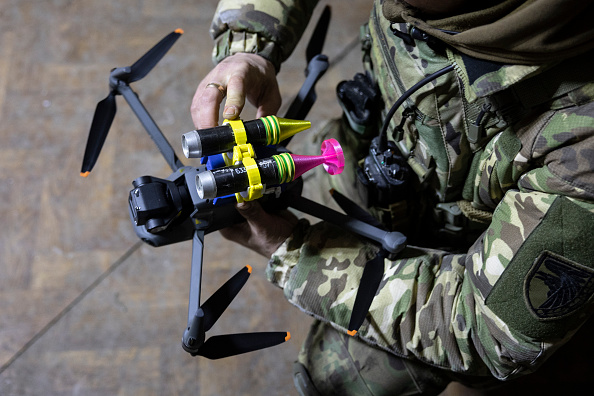 Un opérateur de drone de la 93e brigade de l'armée ukrainienne attache des grenades à un drone DJI Mavic 3 le 18 février 2023 à Bakhmut. (John Moore/Getty Images)