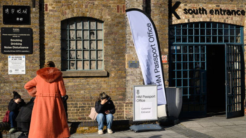 Un quart des 4000 employés du Bureau des passeports du Royaume-Uni devrait se mettre en grève pendant cinq semaines, du 3 avril au 5 mai, en Angleterre, en Écosse et au Pays de Galles. (Photo by Leon Neal/Getty Images)